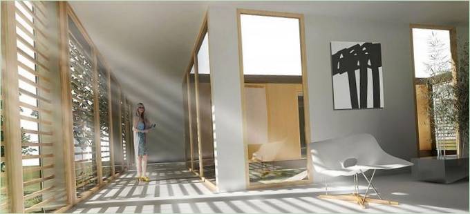 De grandes fenêtres dans une maison en bois