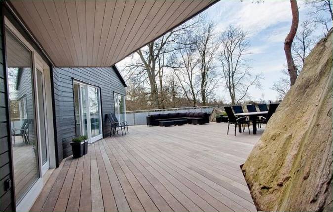 Accès à la terrasse spacieuse d'une villa Skipas en Suède