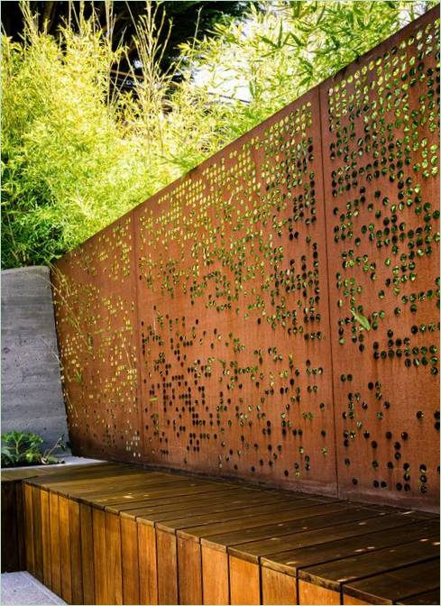 Le beau jardin à la maison : une clôture en forme de tamis