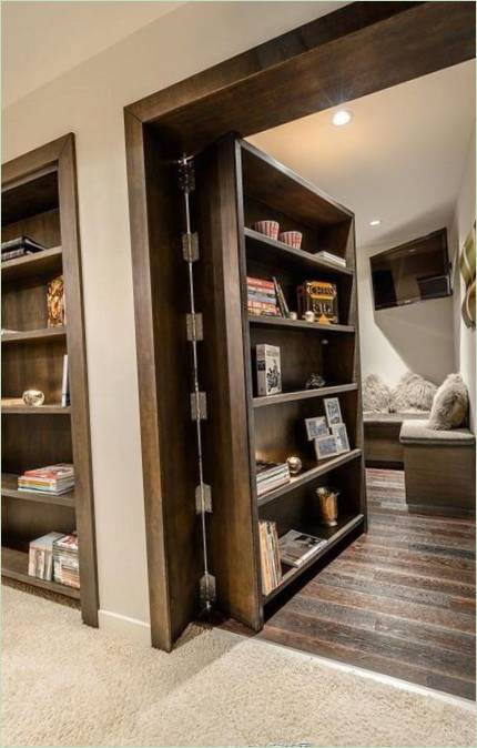 Une porte cachée derrière la bibliothèque
