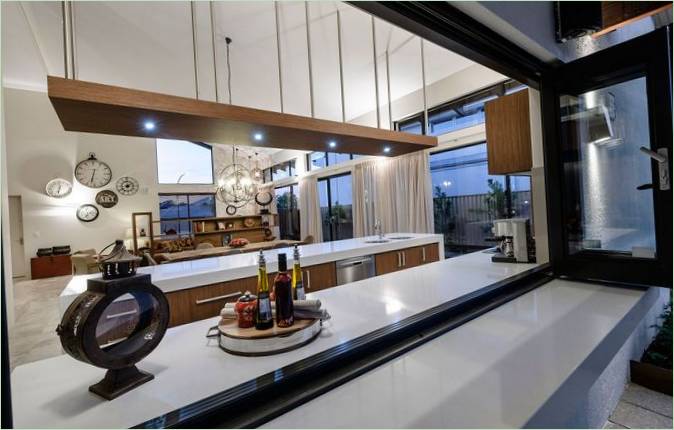 Fenêtre panoramique dans la cuisine