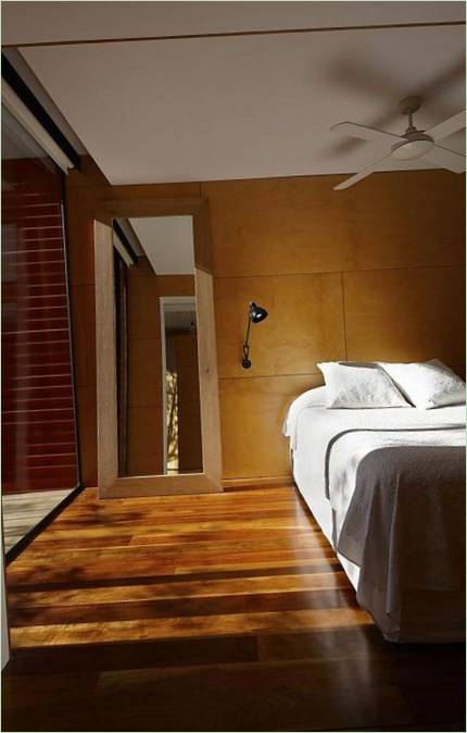 Un grand miroir dans la chambre