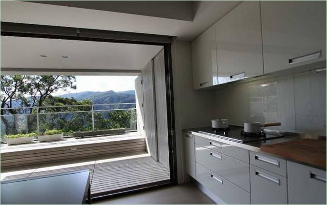 Vue de la cuisine sur la terrasse