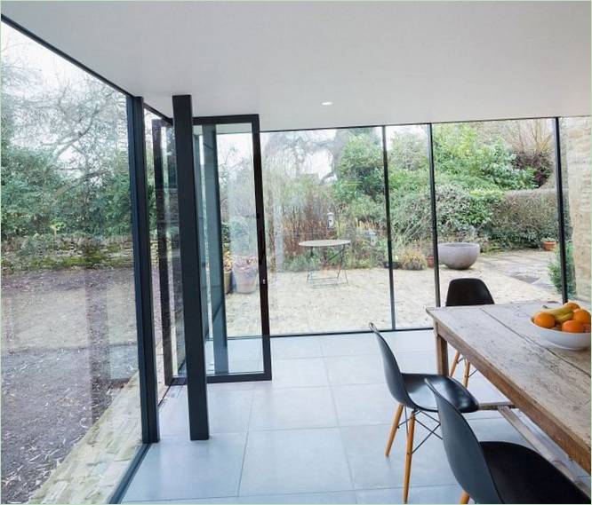 La terrasse dans la pièce vitrée