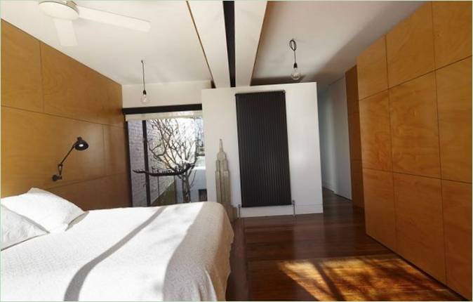 Un lit blanc dans une chambre lumineuse