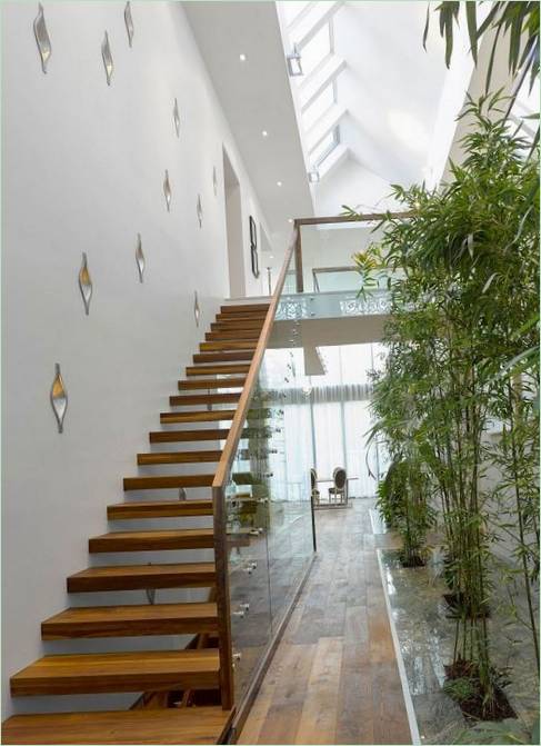 Escalier en bois avec fermeture en verre