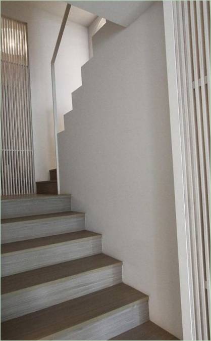Escalier en bois entre les niveaux