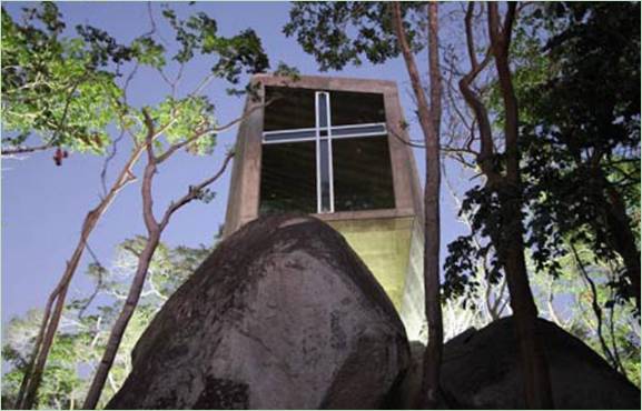 L'architecture insolite de la chapelle de la forêt à Acapulco