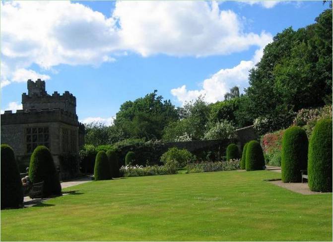 Le jardin du manoir médiéval de Haddon Hall