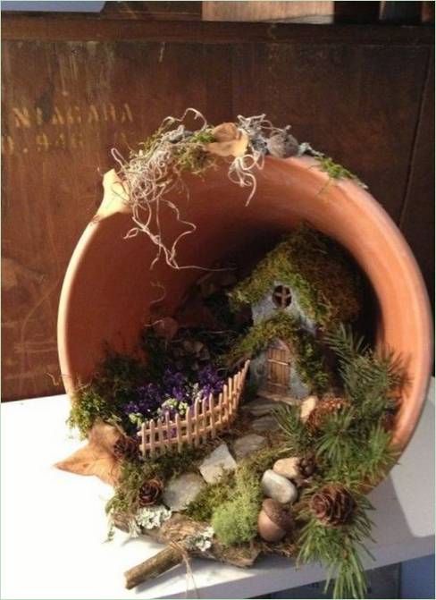 Mini jardin dans un pot renversé