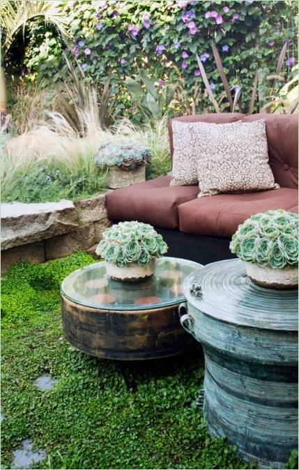 Patio d'été dans le jardin
