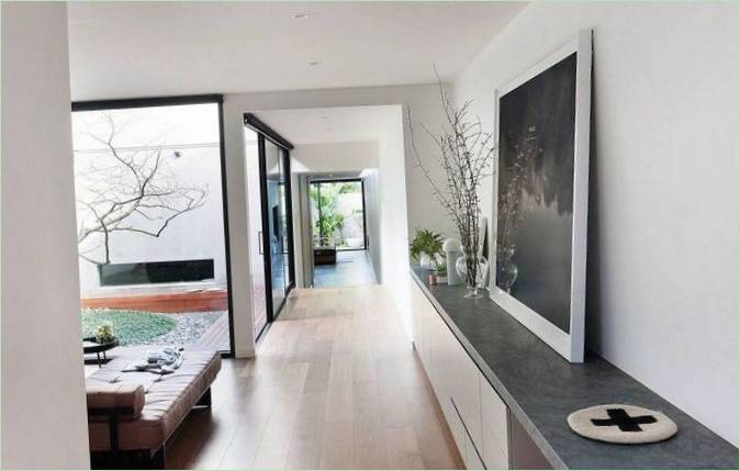 Intérieur en niveaux de gris : couloir lumineux Intérieur de maison en niveaux de gris : couloir lumineux