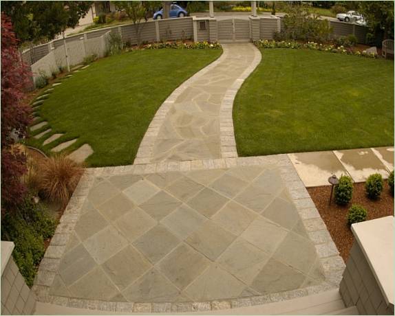 Chemin de jardin en pierre