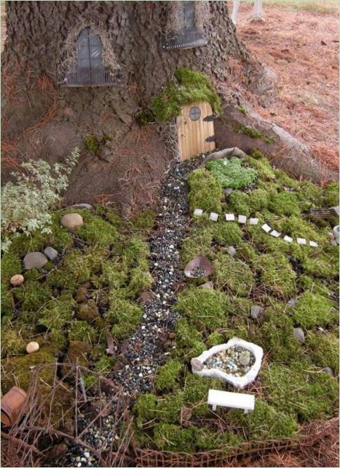 Une cabane dans un mini jardin