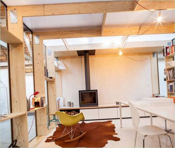 Un bureau à domicile confortable avec une cheminée