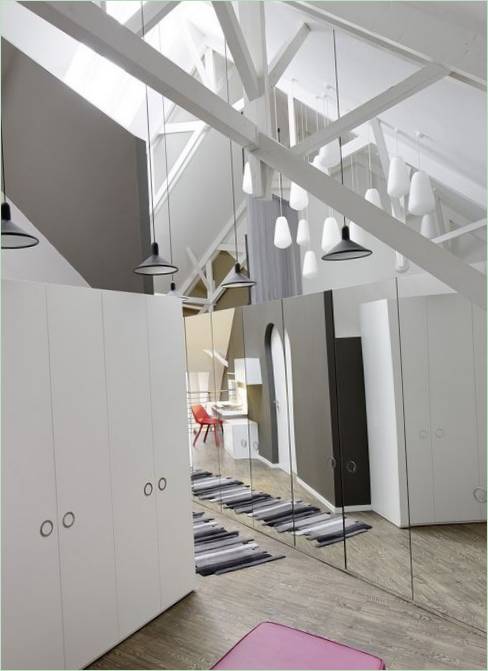 Surface miroir des armoires dans l'appartement Loft ESN