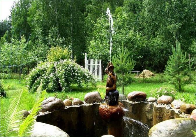 La fontaine dans le jardin