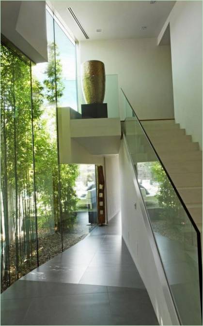 Intérieur de l'élégante résidence à deux étages House C de RTA Office, Barcelone