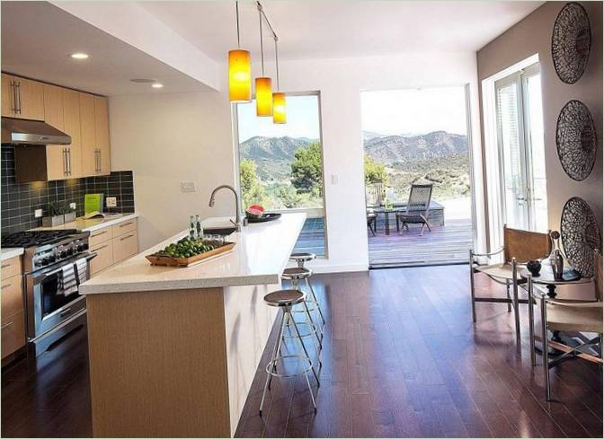 Intérieur de la cuisine avec bar pour le petit-déjeuner