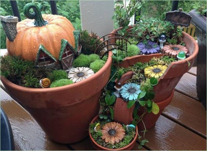 Une citrouille comme espace de vie dans un mini jardin