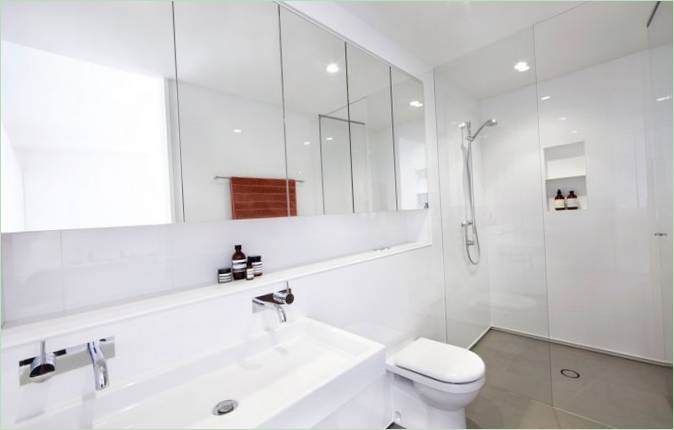 Salle de bains élégante en blanc