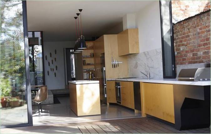 Meubles en bois clair dans la salle à manger