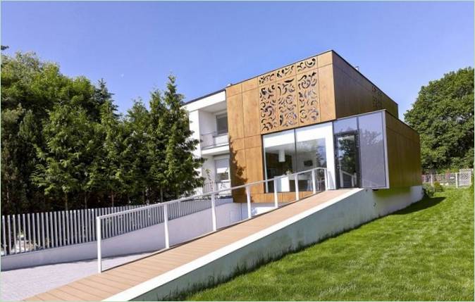 L'extérieur d'une maison perforée en Pologne