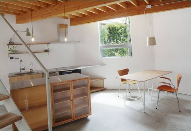 Aménagement intérieur de cuisine avec coin repas