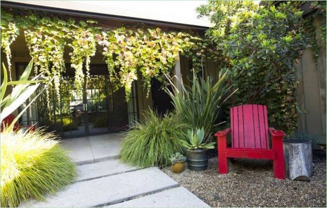 Une chaise en bois remarquable à côté de la maison de style californien