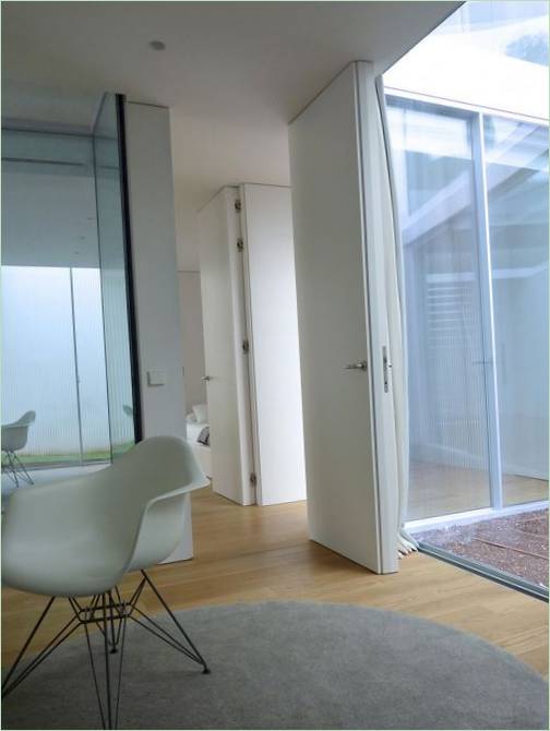 Intérieur blanc de la maison 1.130