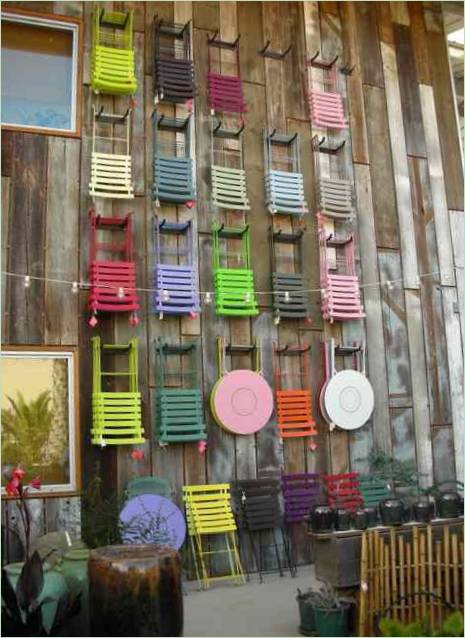 Idées intéressantes de jardinage vertical : un étalage de chaises de jardin chez Flora Grubb