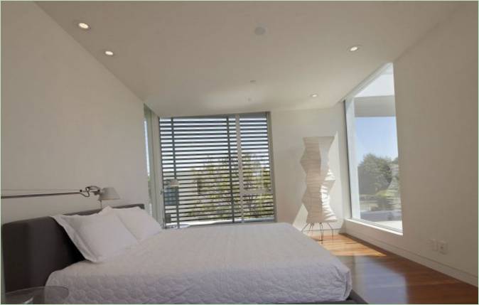 Un grand lit dans la chambre principale