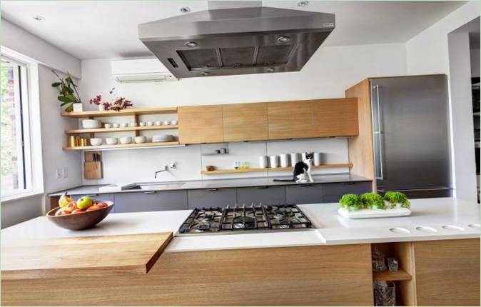 Un îlot de cuisine en bois à la maison aux États-Unis