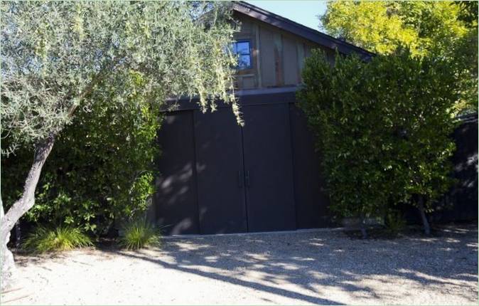 Porte de garage en métal dans une maison de style californien