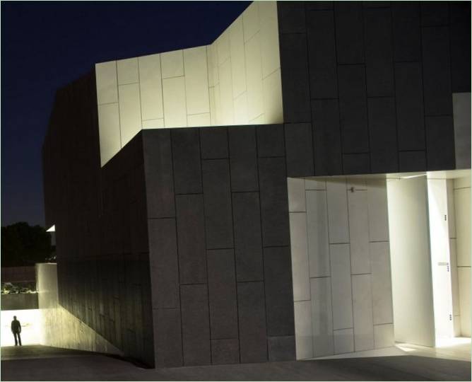 Intérieur de l'élégante résidence privée à deux étages "House C" de RTA Office, Barcelone