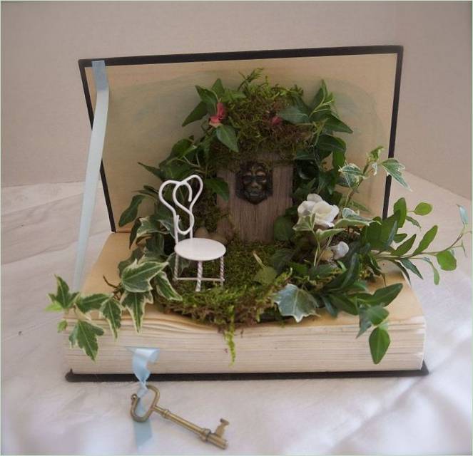 Un mini jardin dans un livre ouvert