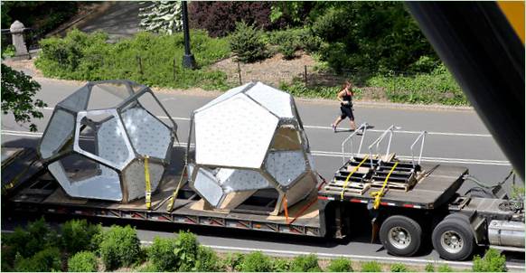 Structures géométriques en forme de polygone sur une plate-forme de camion