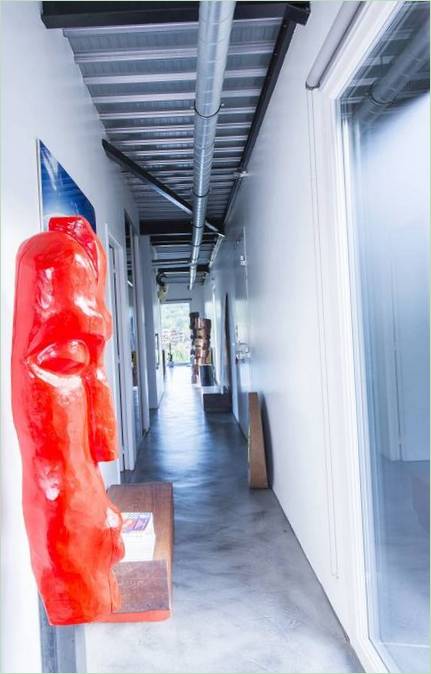 Projet de maison en conteneur : atelier avec sculptures