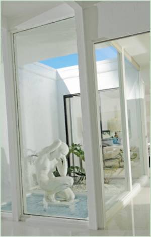 Une statue à l'intérieur de la villa