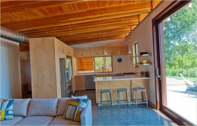 Armoires en bois dans la cuisine à l'intérieur d'une maison au bord du lac