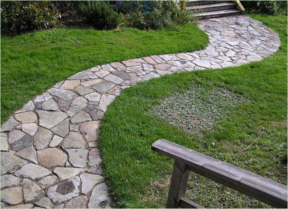 Chemin de jardin en pierre