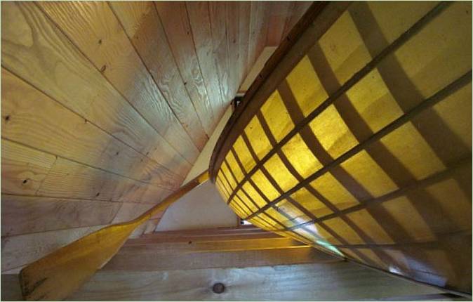 Un bateau sur le plafond d'une maison en bois