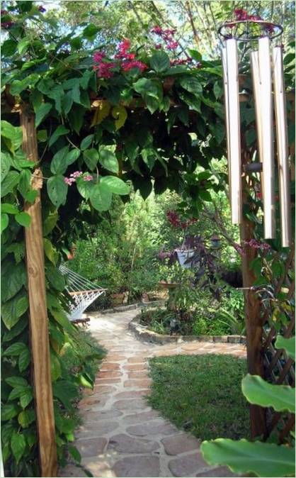 Un chemin de pierre dans le jardin