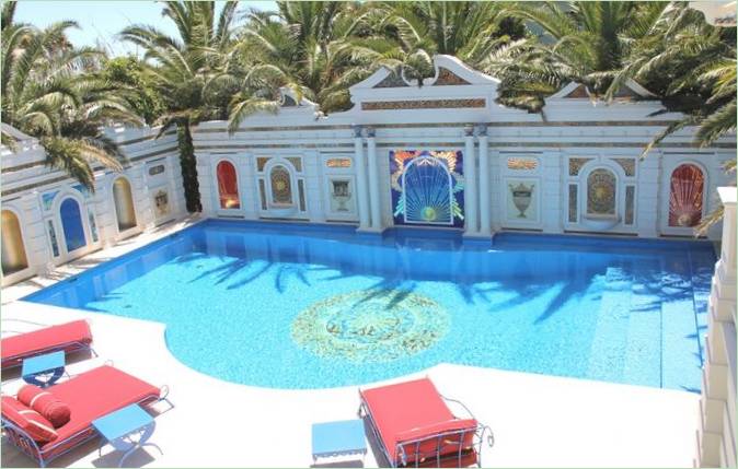 La piscine de la cour du manoir Enigma