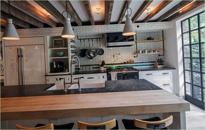 Intérieur d'une cuisine avec un îlot. Photo 2