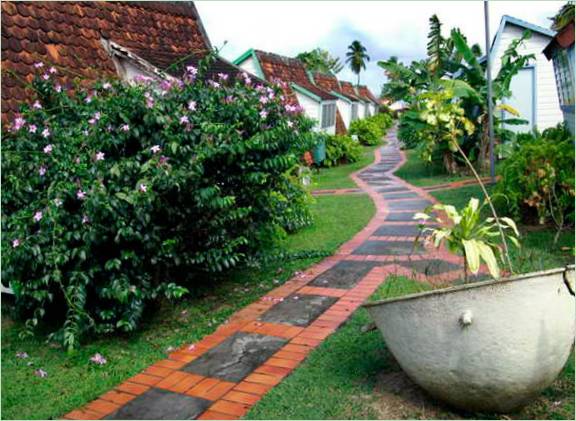 Chemin en briques dans le jardin