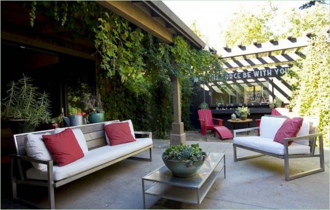 Bancs en bois dans un patio de style californien