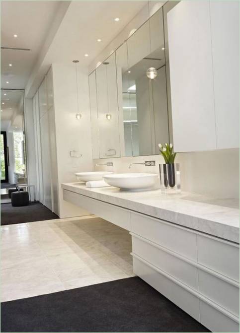 Intérieur de salle de bains blanche