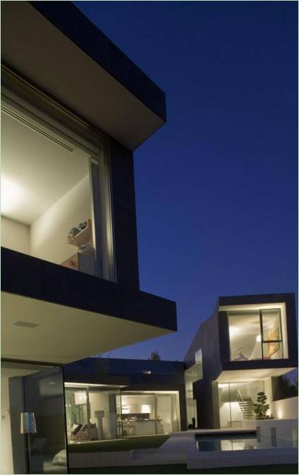 Intérieur de l'élégante résidence à deux étages House C de RTA Office, Barcelone