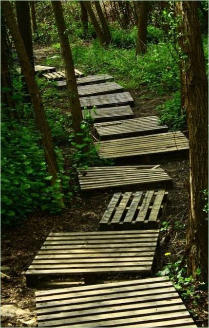 Allée de jardin en palettes